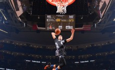 米兰体育下载-霍勒迪爆发，山西队正面击溃独行侠，一场定义球队气质的胜利