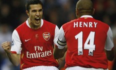 ac米兰体育官网-黄蜂制霸费城之夜，欧文关键先生封神，76人主场神话破灭