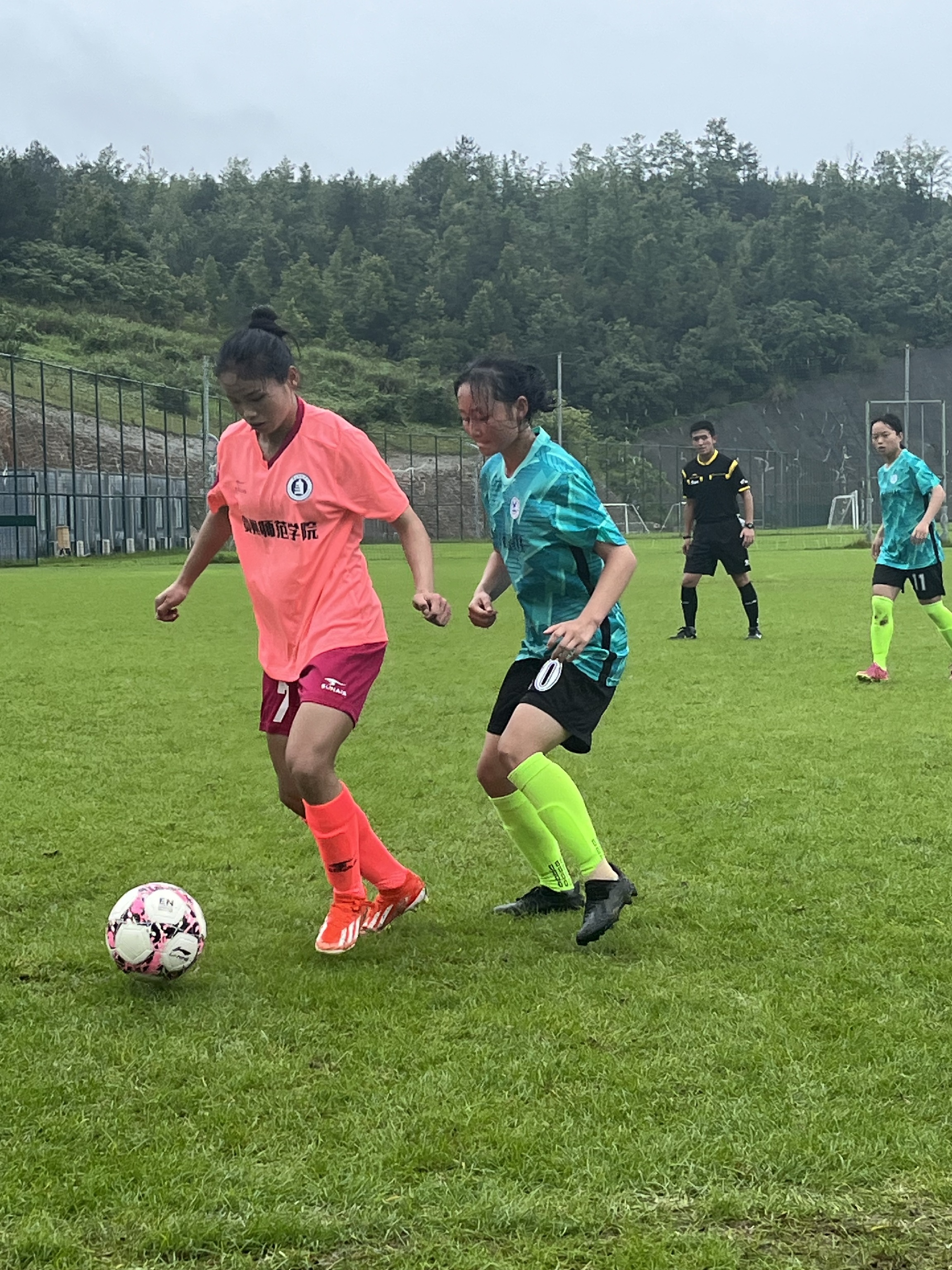 艰难拼搏,女队员在比赛中不怕困难的简单介绍 艰难拼搏,女队员在比赛中不怕困难的简单介绍